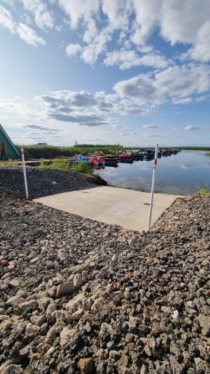 Спуск моторных лодок и катеров на воду