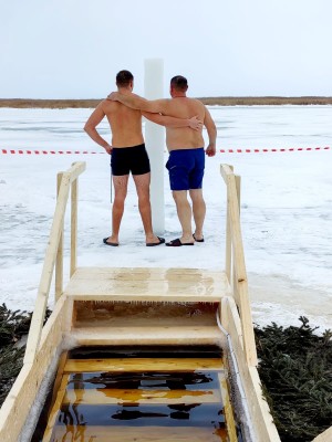 Купание в проруби на Крещение