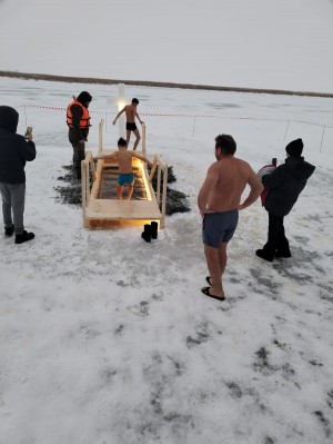 Купание в проруби на Крещение